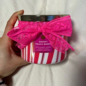 Discontinued Bath & Bodyworks Snowy peach berry candle